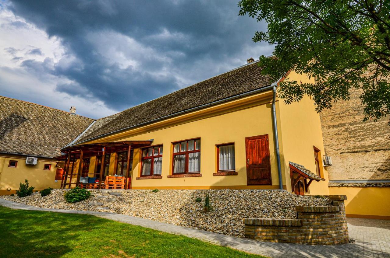 Kossuth Vendeghaz Daire Tolna Dış mekan fotoğraf